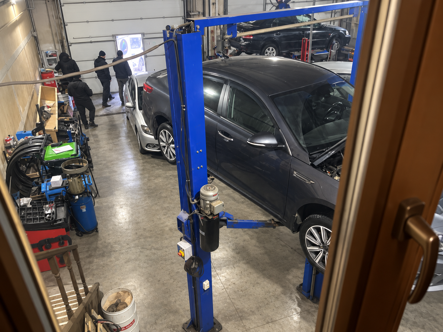 Обслуживание автомобиля на подъёмнике в автосервисе Альфа